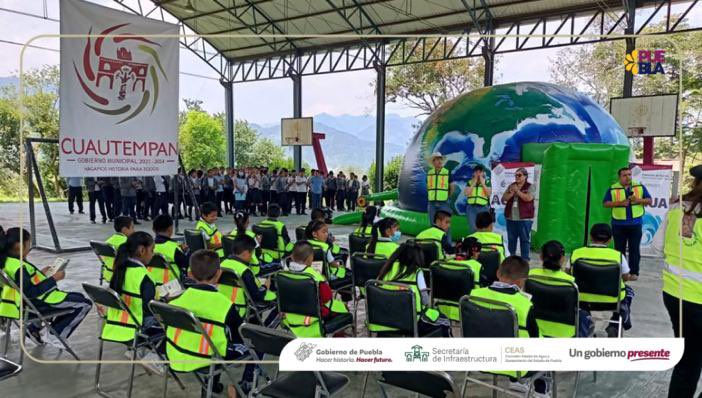 CeasPueOficial's tweet photo. #CEASPUEInforma 📰 | Con el objetivo de orientar y concientizar a estudiantes sobre el uso correcto del agua, el @Gob_Puebla a través de la Comisión, sensibilizó a 327 alumnos sobre el cuidado del agua y el medio ambiente en #Cuautempan
🔍https://t.co/A1XXb1MSmg
#HagámosloJuntos https://t.co/nCvZdjP22B