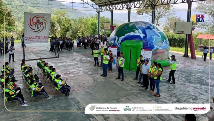 CeasPueOficial's tweet photo. #CEASPUEInforma 📰 | Con el objetivo de orientar y concientizar a estudiantes sobre el uso correcto del agua, el @Gob_Puebla a través de la Comisión, sensibilizó a 327 alumnos sobre el cuidado del agua y el medio ambiente en #Cuautempan
🔍https://t.co/A1XXb1MSmg
#HagámosloJuntos https://t.co/nCvZdjP22B