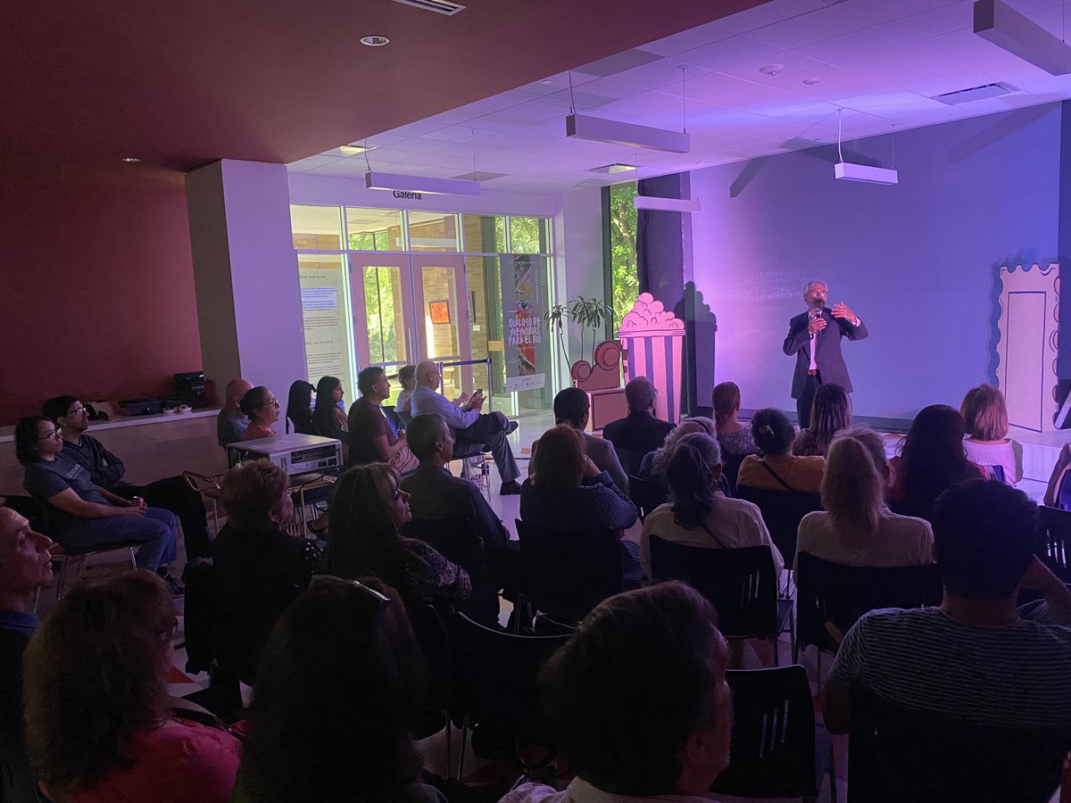 ConsulMexAtn's tweet photo. En compañía de la comunidad mexicana, ayer por la tarde disfrutamos de una muestra única de cine y teatro con la película “Ahí está el detalle”. Contamos con la actuación especial del icónico personaje “Cantinflas” @ProyectoTeatro. ¡Gracias a las familias por asistir! https://t.co/xm0t1hTEMT