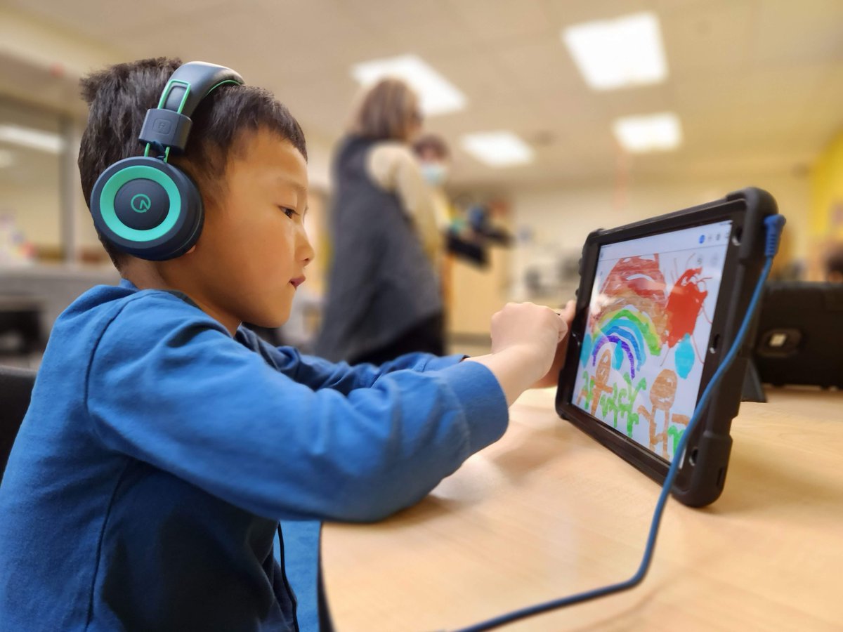 BGCBellevue_'s tweet photo. Our youth are enjoying @TheLaughApp created by The Catherine Mayer Foundation who has generously sponsored our art program! The app helps boost kid's mood, decrease stress, increase focus, and promote learning through art, music, and breathing! 😃 #art #feelgoodfriday https://t.co/quqh7TFxiR
