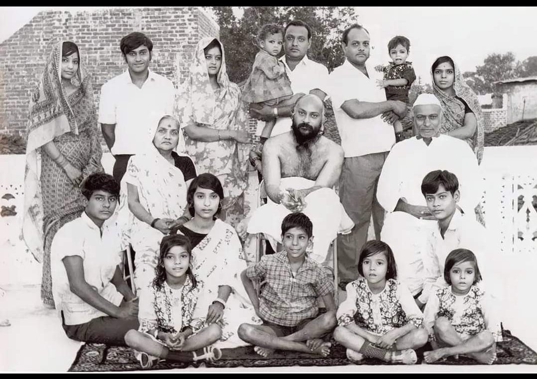 madhyanabha's tweet photo. ओशो अपने पूरे परिवार के साथ ..🙏यही उनकी देशना है के छोड़ना नहीं जोड़ना है ... Meditation is the only way..🌹#saveoshoLegacy #saveoshoAshram https://t.co/kzYV50zYRe