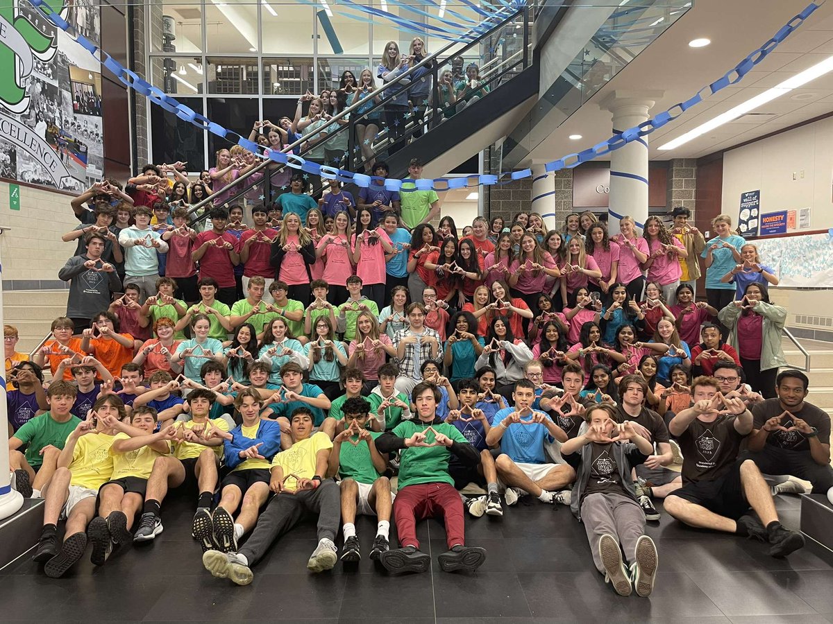 SFMiniTHON's tweet photo. Period 6 came in big numbers! Keep showing the spirit throughout the day and the night! #FTK #PushWeek https://t.co/cssUUy0w0M