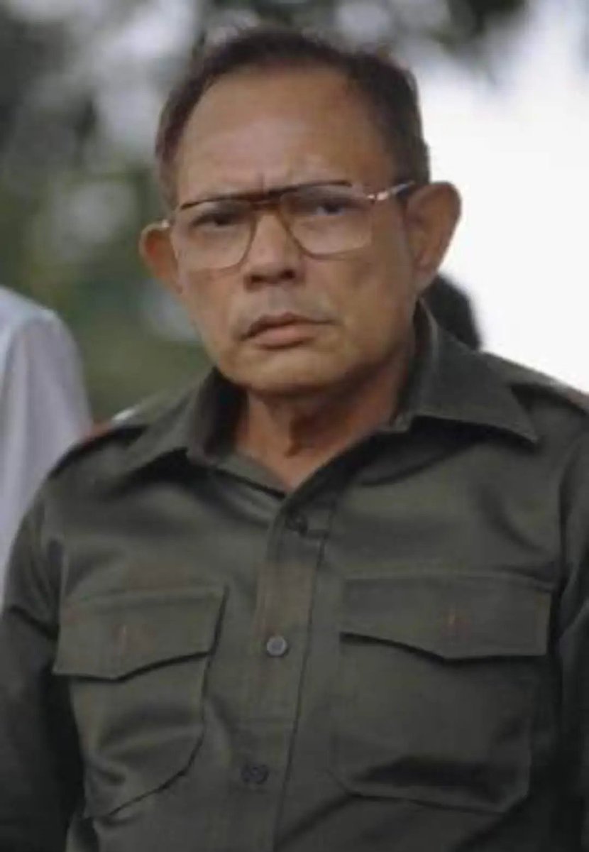 ESTO NO ES UN TESTAMENTO
por Tomás Borge

Voy a morir
entre miradas
y azucenas limpias 
mientras las nubes se abren 
y las manos se estrechan
Voy a morir
cuando las campanas 
repiquen colibríes 
como Dios me echó al mundo
y solo
igual que un martillo
#NicaraguaPazyVictorias