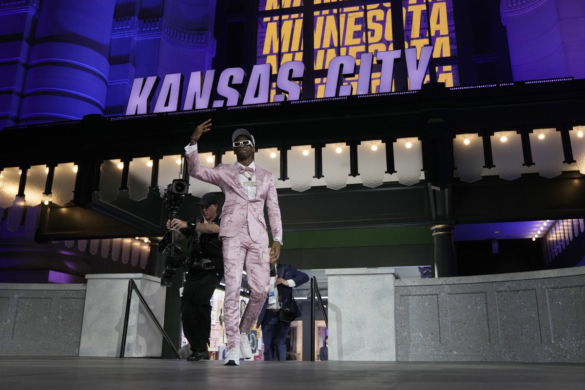 uscfb's tweet photo. That first round feeling! 😎✍️✌️
#SKOL 

#NFLDraft on NFLN/ESPN/ABC https://t.co/5oaFa1AdHR