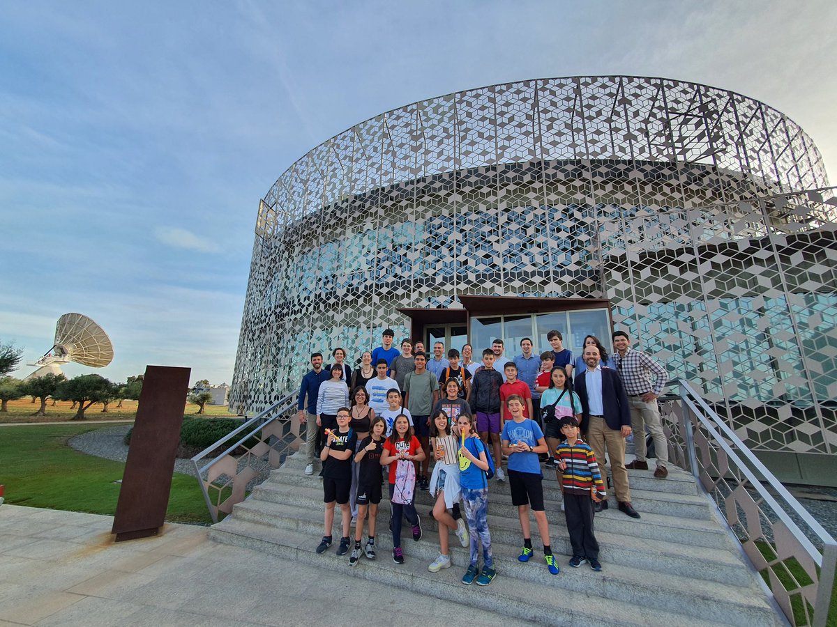creatica_ong's tweet photo. Ayer pasamos una tarde genial en @Hispasat visitando el centro de seguimiento de satélites en #Arganda y aprendiendo sobre física y aeródinamica lanzando cohetes impusados por aire. Vaya futurxs ingenierxs tenemos en #villaverde Muchas gracias a lxs voluntarixs de @RedeiaCorp e @Hispasat que nos acompañaron en la actividad por su cercanía e implicación. #STEM #educacion #innovación #prototipos #cohetes #diy #voluntariado #education #innovation #Rocket #volunteering