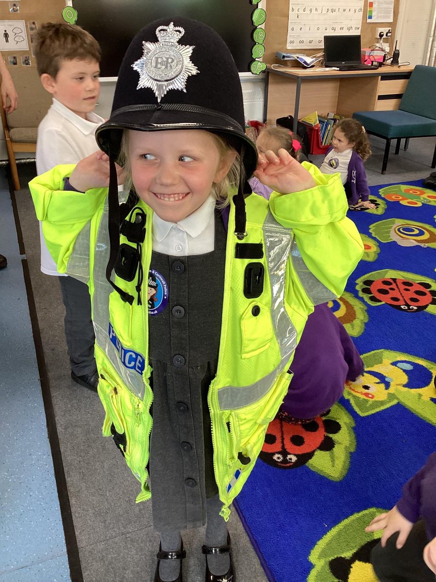 plaistowhill's tweet photo. Hedgehog Class were visited by our local police officers today.
They learned all about road safety and they even got to sit in a police car.
🚓 👮🏻♀️ 👮🏼 🚔 🚨
#PlaistowHill #Plymouth #school #HorizonMAT #EYFS @DC_Police https://t.co/hXVWLMc5ef