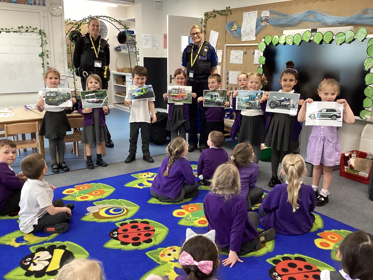 plaistowhill's tweet photo. Hedgehog Class were visited by our local police officers today.
They learned all about road safety and they even got to sit in a police car.
🚓 👮🏻♀️ 👮🏼 🚔 🚨
#PlaistowHill #Plymouth #school #HorizonMAT #EYFS @DC_Police https://t.co/hXVWLMc5ef