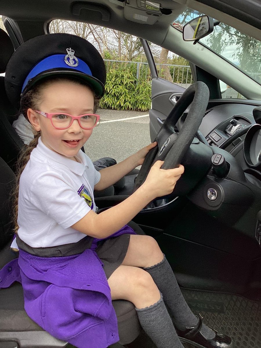 plaistowhill's tweet photo. Hedgehog Class were visited by our local police officers today.
They learned all about road safety and they even got to sit in a police car.
🚓 👮🏻♀️ 👮🏼 🚔 🚨
#PlaistowHill #Plymouth #school #HorizonMAT #EYFS @DC_Police https://t.co/hXVWLMc5ef