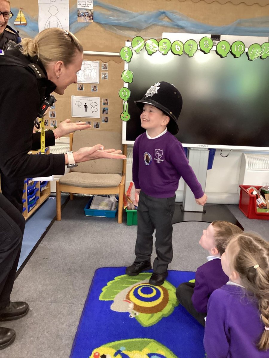 plaistowhill's tweet photo. Hedgehog Class were visited by our local police officers today.
They learned all about road safety and they even got to sit in a police car.
🚓 👮🏻♀️ 👮🏼 🚔 🚨
#PlaistowHill #Plymouth #school #HorizonMAT #EYFS @DC_Police https://t.co/hXVWLMc5ef