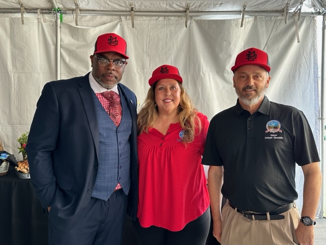 MSJCedu's tweet photo. Thanks to our partners and local leaders for your continued support of MSJC! ❤️your hats Mayor @JosephMorabito &amp; Mayor Pro Tem @BridgetteMoore from @CityofWildomar and Councilmember @BrianHawkins from @CityofSanJacinto
#MSJCSOTC23 https://t.co/tXP6gkHDdX