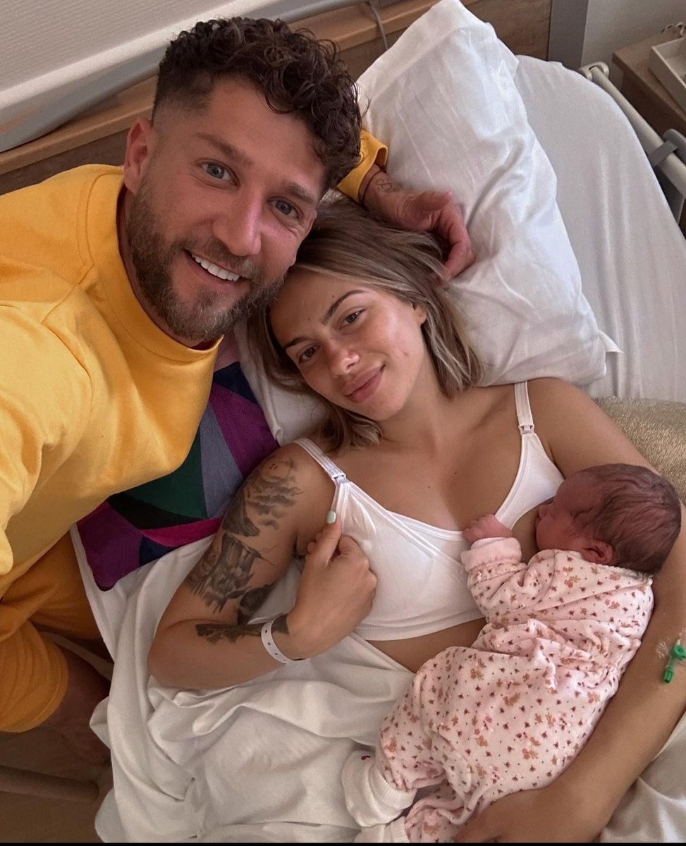 BalanceLaNews's tweet photo. Naissance | Félicitation à #Paga et #Guiseppa qui ont accueilli leur fille Giorgia avec 1 mois d'avance 🎁💐

#telerealite #millajasmine #poupette #maevaghennam #JLCFamilly #DylanThiry https://t.co/tK0OaLiPws