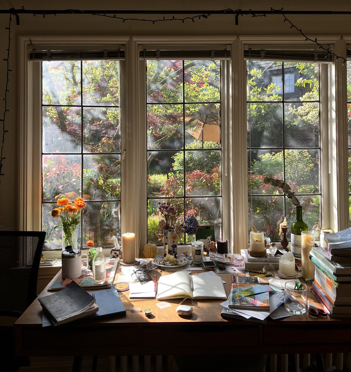 GabrielleBates's tweet photo. spring desk https://t.co/iGj6iNvgZT