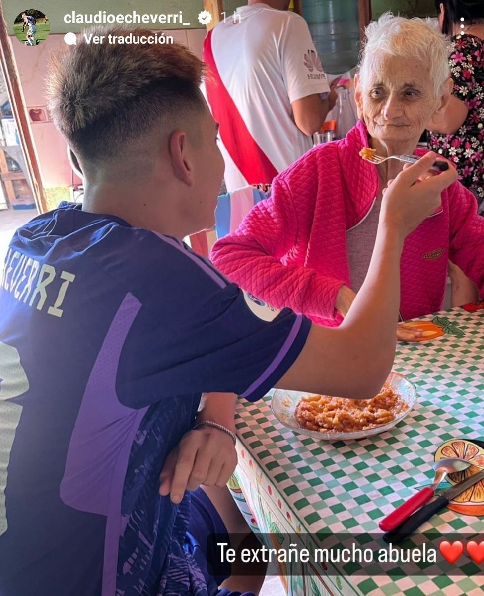 posta_sports's tweet photo. Todos: Ay qué linda la abuelita de Echeverri 😍😍😍

La vieja: que pelota Gerson https://t.co/TYE7HuUWSH