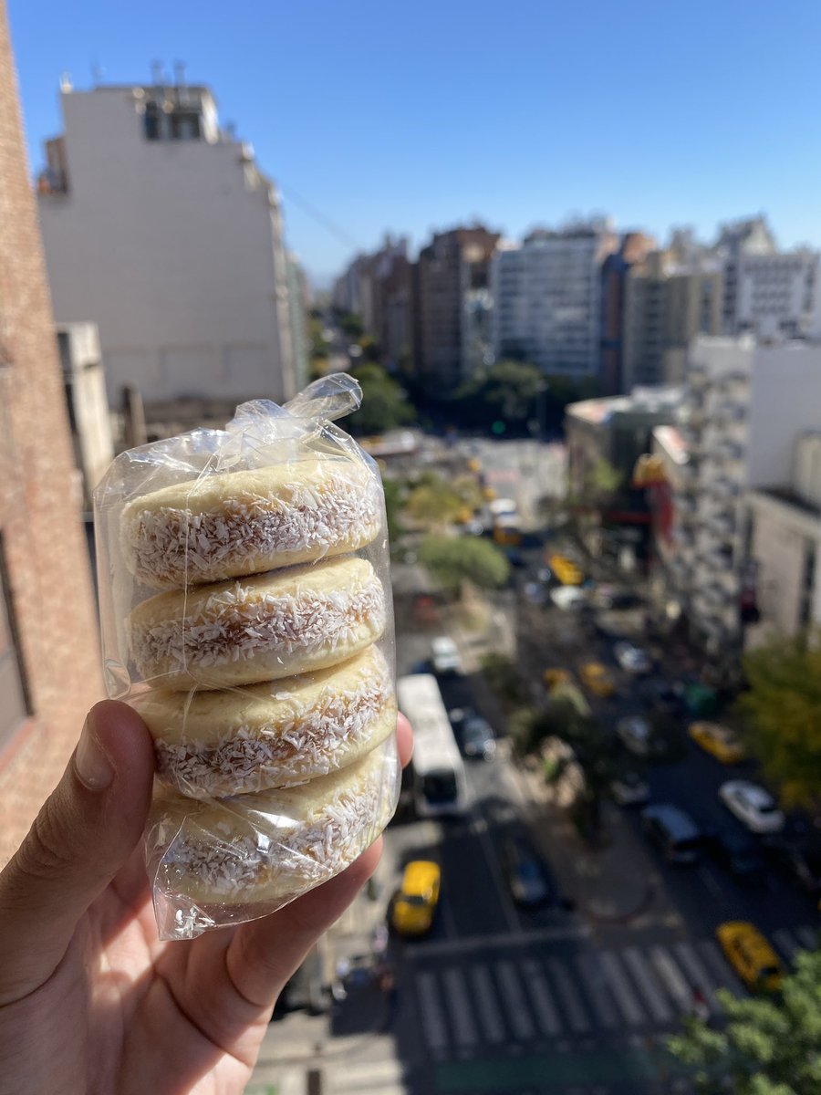 Él es Miguel, tiene un emprendimiento de alfajores junto a su pareja Karina, ella los produce y él se encarga de la venta, son una bomba. Me conto que no es muy de las redes pero con un RT les ayudarían mucho. Vayan a comprarle 🙏🏼🫶🏽❤️ (Yrigoyen esquina trejo) <a href="/VivireNuevaCba/">VivirenNuevaCórdoba®</a>