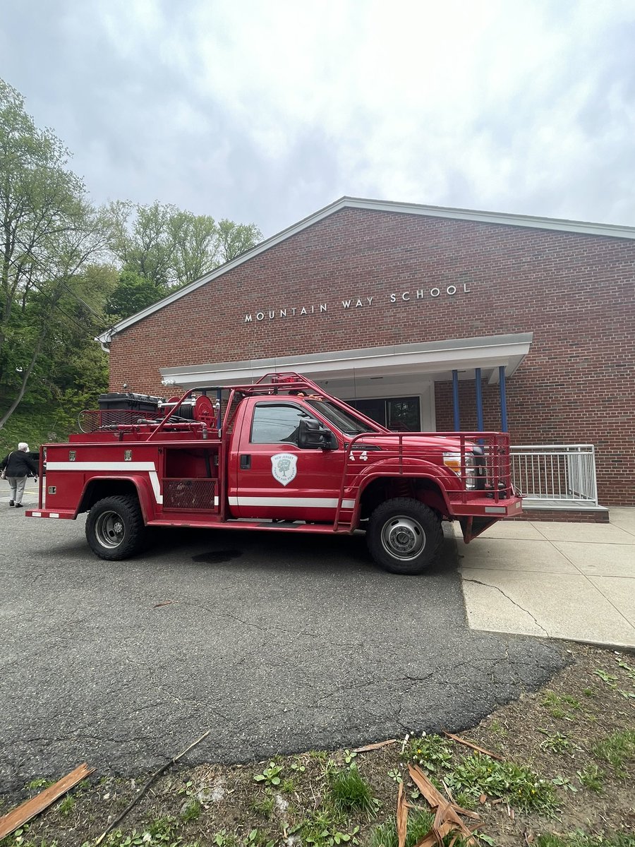 Thank you to @mwstemstars for putting together an amazing #arborday assembly today with special guest #smokeybear! Proud to be a #luckyprincipal in the amazing #treecityusa of Morris Plains. 🌳🐻⭐️