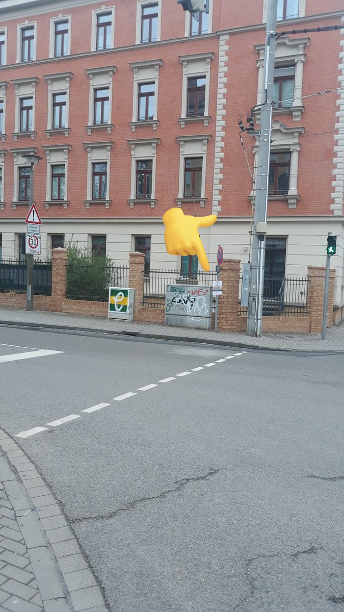 9lesen's tweet photo. Auf dem Weg zu #9lesen heute Abend fahrt ihr von der Messe mit der Straßenbahnlinie 16 bis zur Haltestelle "Mosenthinstraße" und folgt dann der Straße auf der linken Seite, bis ihr dieses Plakat an der Seitenstraße "In der Querbreite" erreicht. 1/3 https://t.co/7XQllpplNy