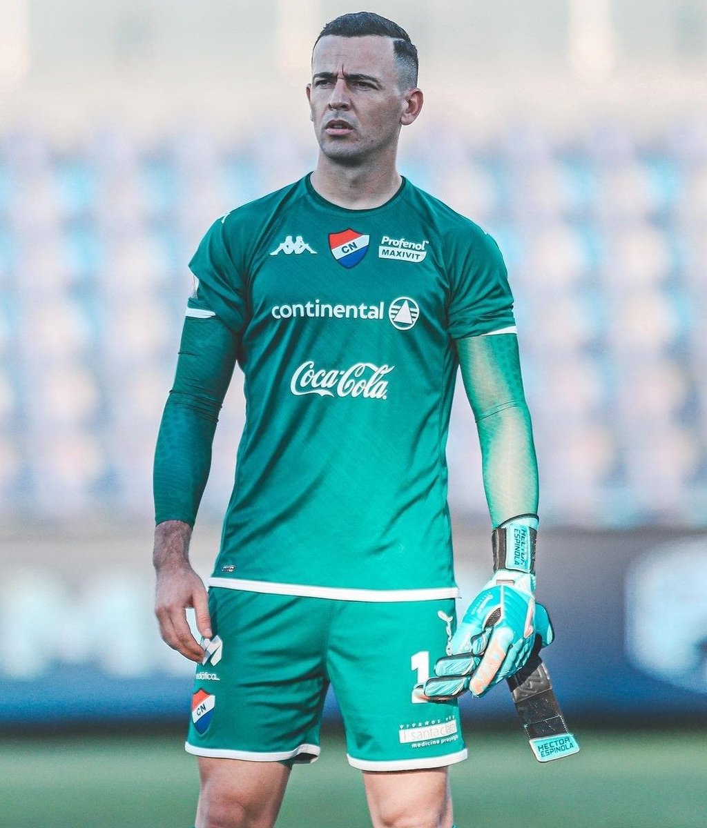 "Estoy golpeado porque veo que quieren nacionalizar un arquero para la Albirroja. Se nos ningunea a nosotros y a los juveniles. Hay que dar más oportunidad a los paraguayos".

🗣 Héctor Espinola, golero de Nacional, en <a href="/nanduti/">Radio Ñandutí</a>.