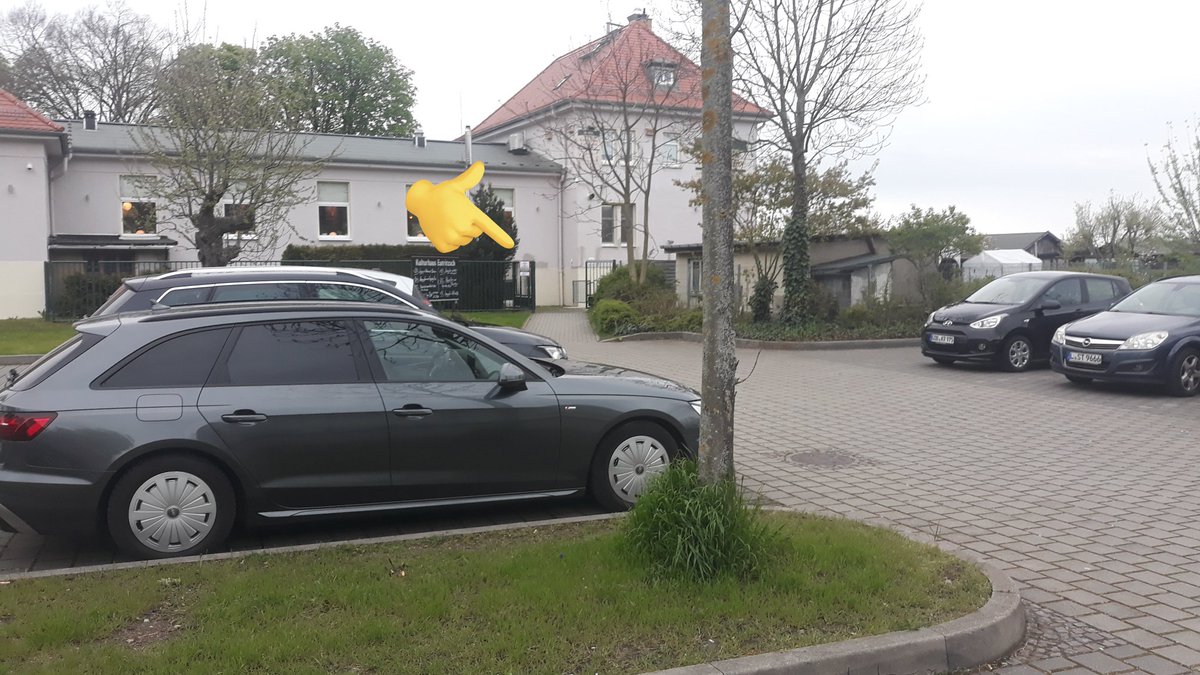 9lesen's tweet photo. Schließlich erreicht ihr einen Parkplatz, den ihr diagonal überquert und dann durch dieses Tor verlasst. Einmal, ums Gebäude herum und schon seid ihr da!

Wir freuen uns auf euch! 3/3 https://t.co/7wYiIfbBgD