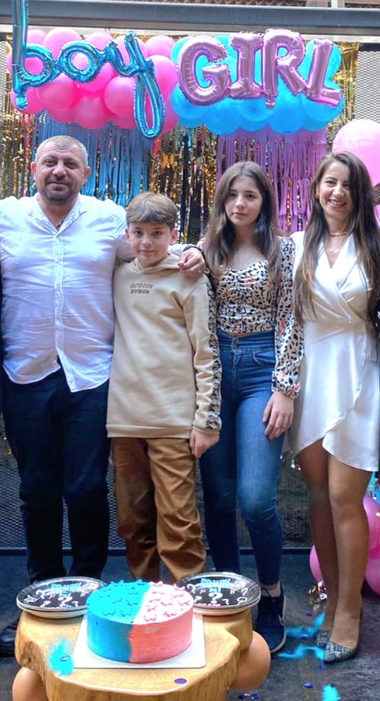 Yaş gününden bir gün sonra annem bu fotoğraf Ne heyecanlıydık sen 1 yaş büyümüştün ve bir erkek kardeşin olacağını ögrenmiştik.Sen kız olsun istemistin.Ben de sana sarılip sen benim bir tanecik kızımsın demiştim.Gözlerindeki o ifadeyi ve o sarılışı unutamam. #isiasortakdavamız