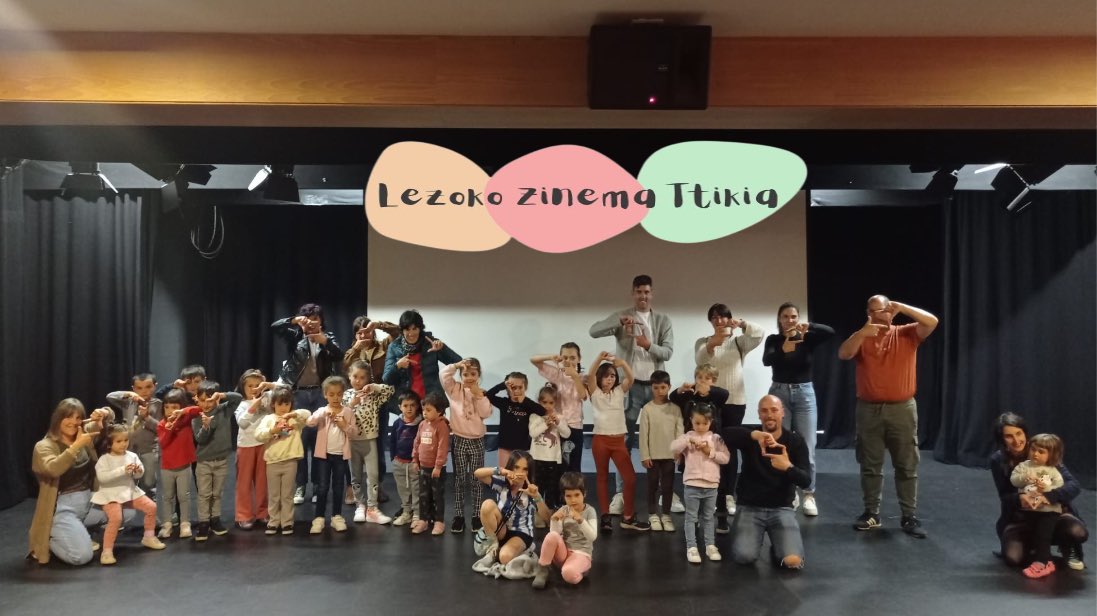 Lezotik ere bidali digute keinua! 
#pantailakeuskaraz behar ditugu! Animatu, bidali zuena eta parte hartu!

Bideoklipa   👇🏻👇🏻👇🏻
youtu.be/p_fj40nRRaw