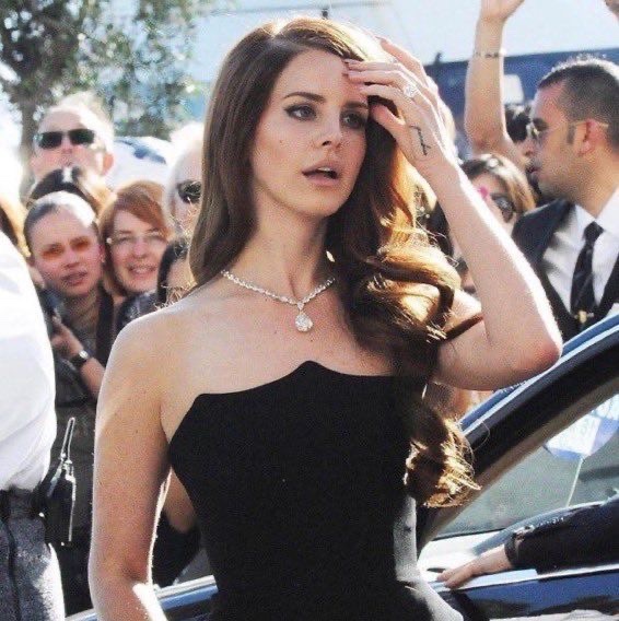 notgwendalupe's tweet photo. lana del rey at cannes, 2012 https://t.co/HxHwDO455S