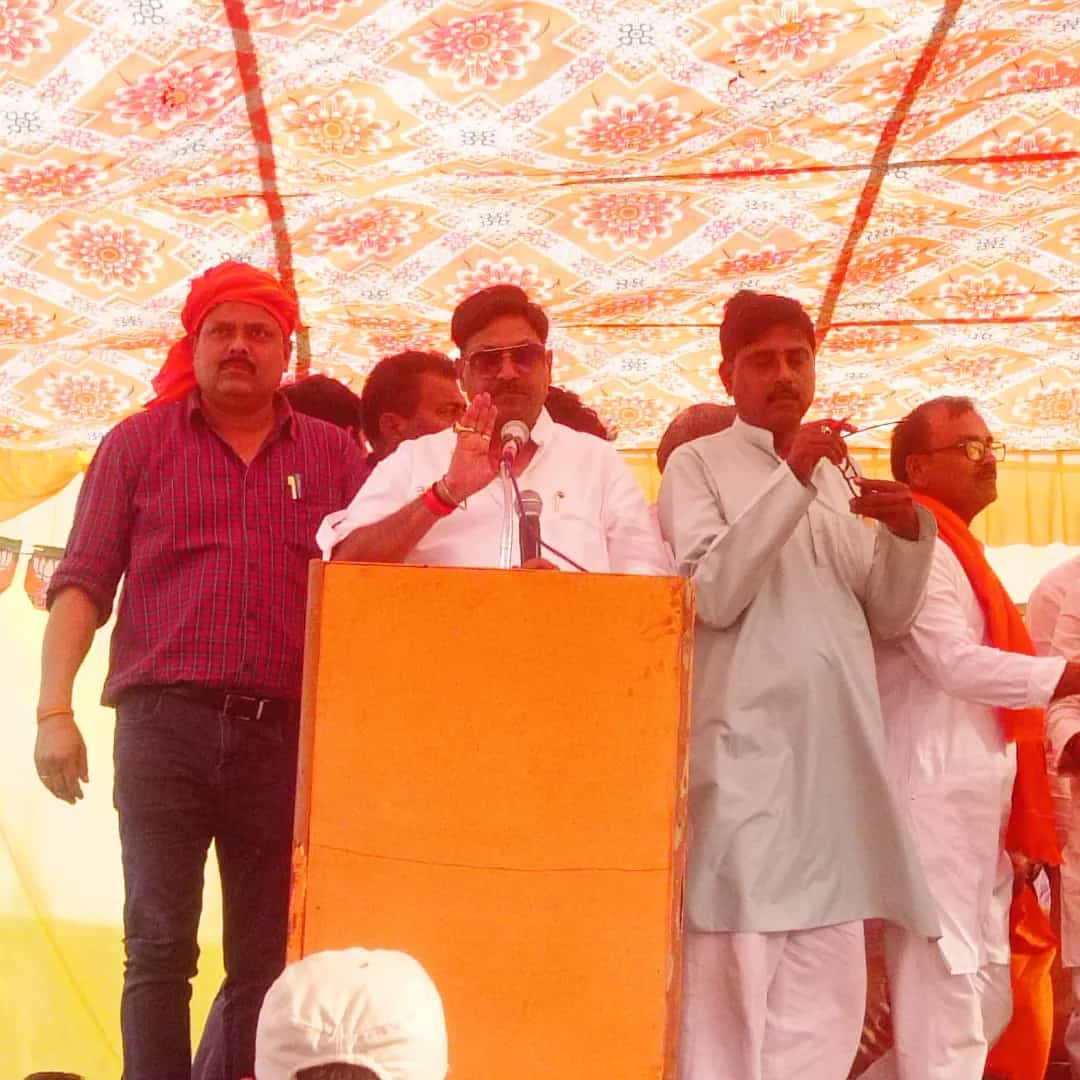 ranjit_pintu's tweet photo. माननीय विधायक कैंपियरगंज श्री फतेह बहादुर सिंह जी एवं गोरखपुर के लोकप्रिय सांसद रवि किशन शुक्ला जी नगर पंचायत कैंपियरगंज एवं नगर पंचायत पीपीगंज के मतदाताओं से भारतीय जनता पार्टी के प्रत्याशी को भारी मतों से विजई बनाने का अपील  किया https://t.co/1pvFI5Bbzy