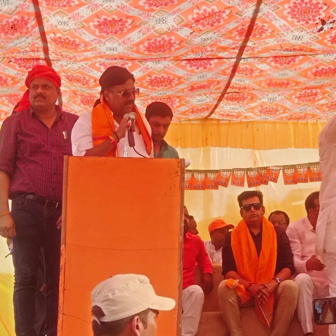 ranjit_pintu's tweet photo. माननीय विधायक कैंपियरगंज श्री फतेह बहादुर सिंह जी एवं गोरखपुर के लोकप्रिय सांसद रवि किशन शुक्ला जी नगर पंचायत कैंपियरगंज एवं नगर पंचायत पीपीगंज के मतदाताओं से भारतीय जनता पार्टी के प्रत्याशी को भारी मतों से विजई बनाने का अपील  किया https://t.co/1pvFI5Bbzy