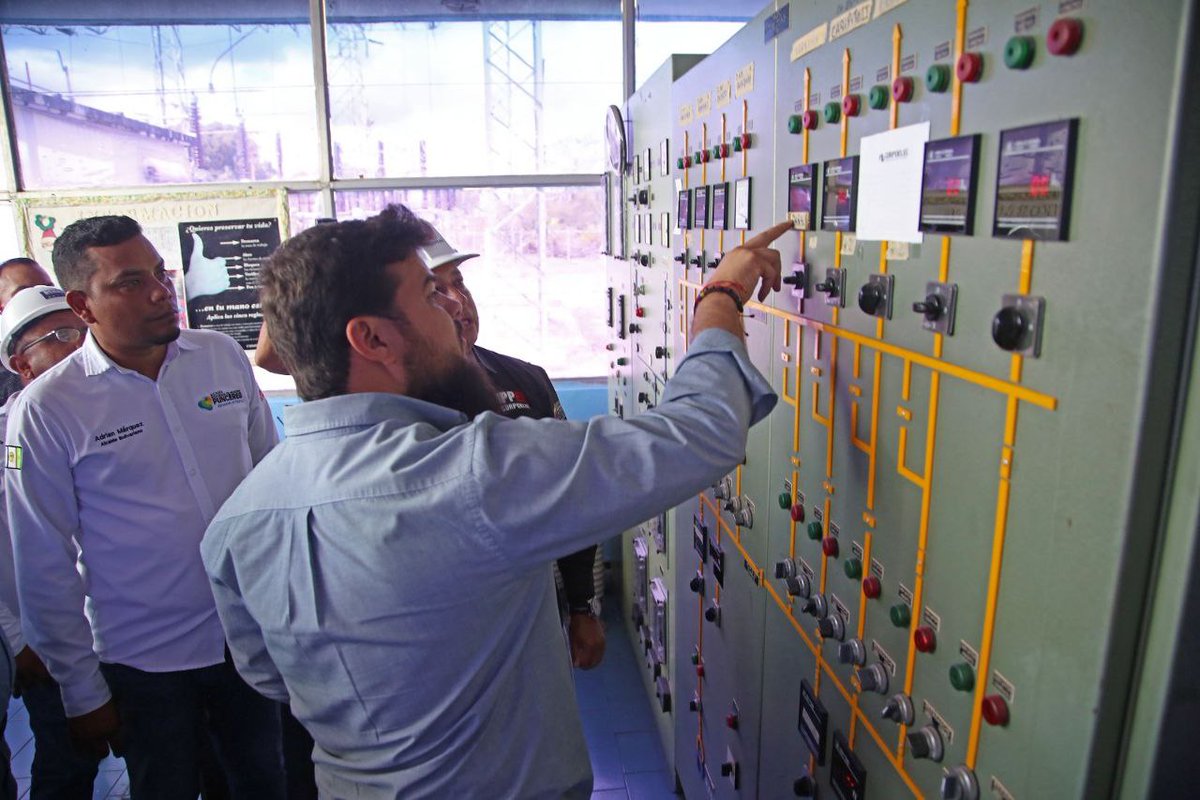 gobmonagasve's tweet photo. El gobernador Ernesto Luna recorrió la subestación eléctrica Quiriquire, del municipio Punceres, donde realizaron trabajos para optimizar el sistema eléctrico, beneficiando a los municipios Punceres y Bolívar.

#Monagas #Maturin #JusticiaYReparación 

https://t.co/lICOcQr7sq