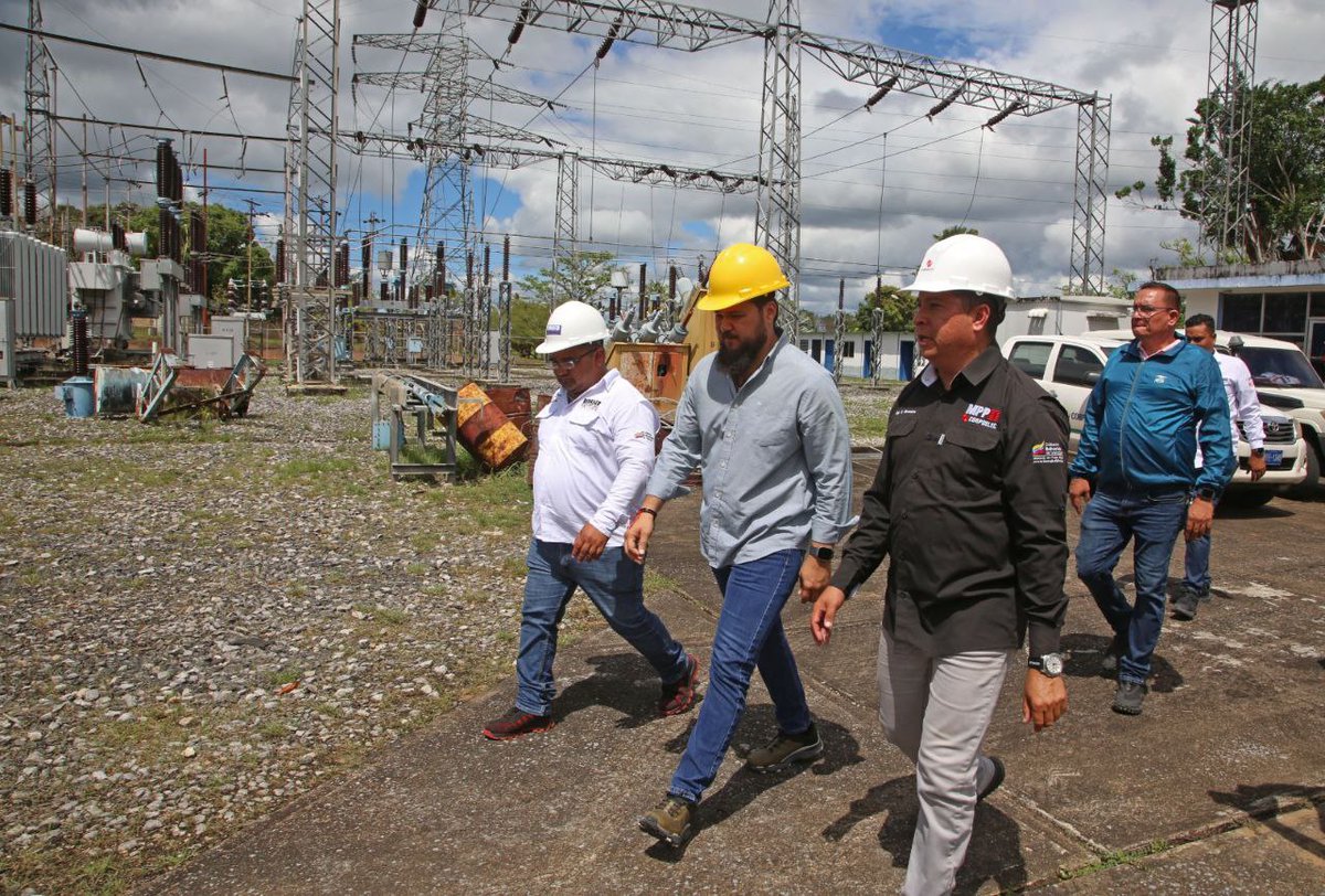 gobmonagasve's tweet photo. El gobernador Ernesto Luna recorrió la subestación eléctrica Quiriquire, del municipio Punceres, donde realizaron trabajos para optimizar el sistema eléctrico, beneficiando a los municipios Punceres y Bolívar.

#Monagas #Maturin #JusticiaYReparación 

https://t.co/lICOcQr7sq