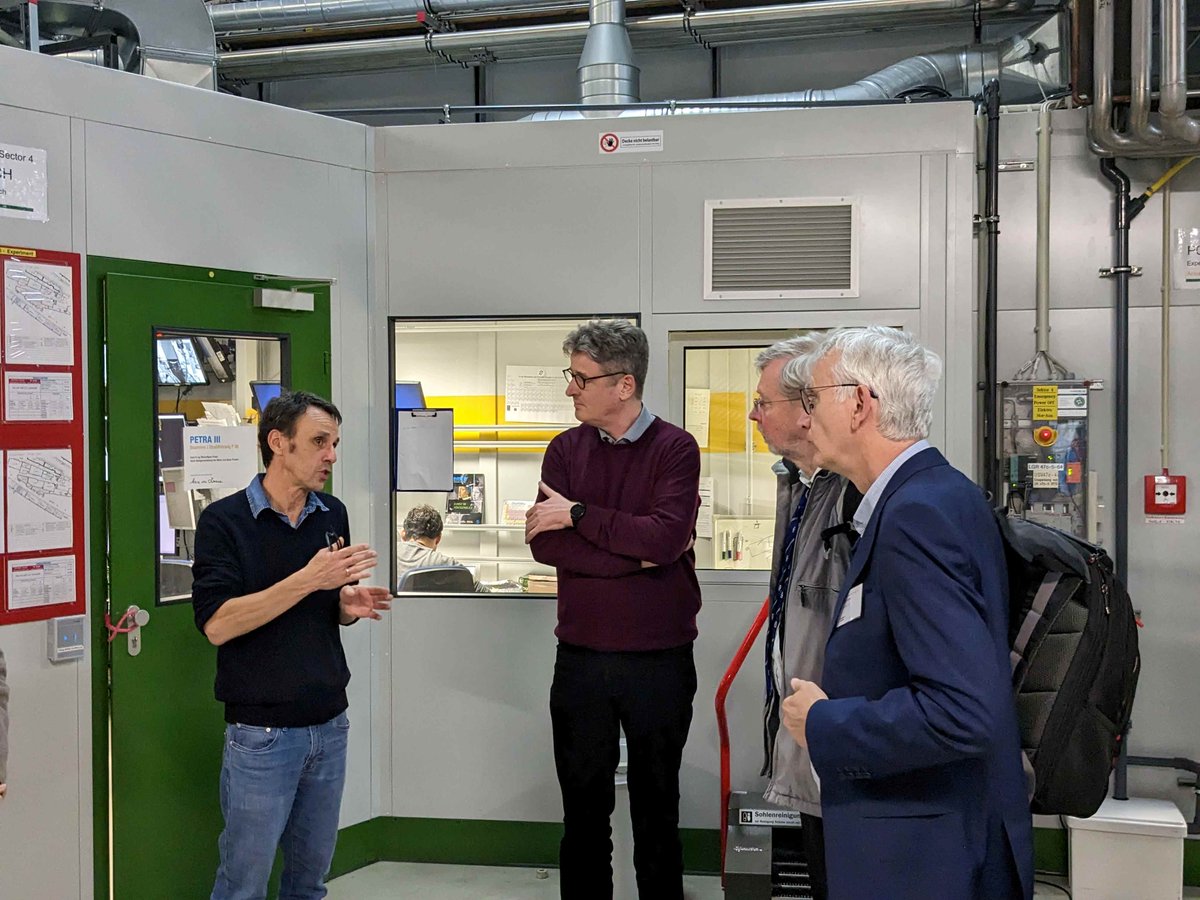 helmholtz_image's tweet photo. Super relieved: We had pretty exciting 2 days w/our #HelmholtzImaging review @desynews. At the end, Christian Schroer treated our reviewers to a special tour of the ring light source #PETRA3 &amp; one of the 25 beamlines incl a chat with a user. Looking forward to a long weekend! 🙌 https://t.co/yw5YNsmUcV