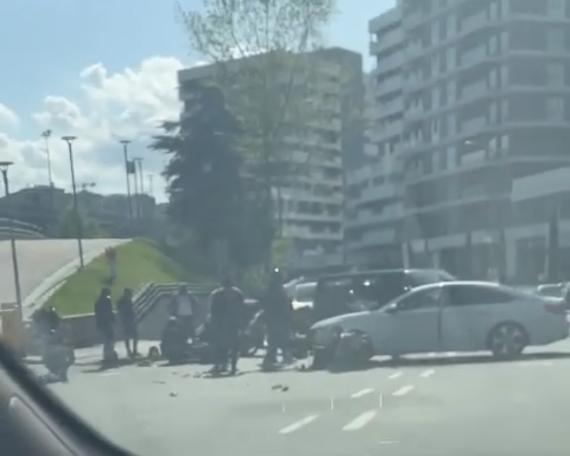 Sarıyer’de otomobiliyle seyreden Beşiktaşlı futbolcu Amir Hadziahmetovic, aynı yönden gelen bir motosikletliyle çarpıştı.

Kazada futbolcu yaralanmazken hafif yaralanan motosikletli ambulansla hastaneye kaldırıldı. (İHA)