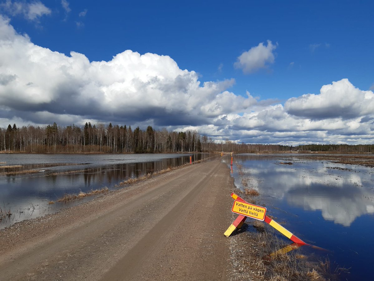 tulvatpohjanmaa's tweet photo. #Kronoby å svämmar över och vattnet har runnit ut på åkrar och mindre vägar. Var uppmärksam och kör inte genom flödesvattnet, det finns risk för att flödet orsakar hål och stora rännor i vägytan! #översvämning #NTMcentralen https://t.co/xN1Sb5Zxhi