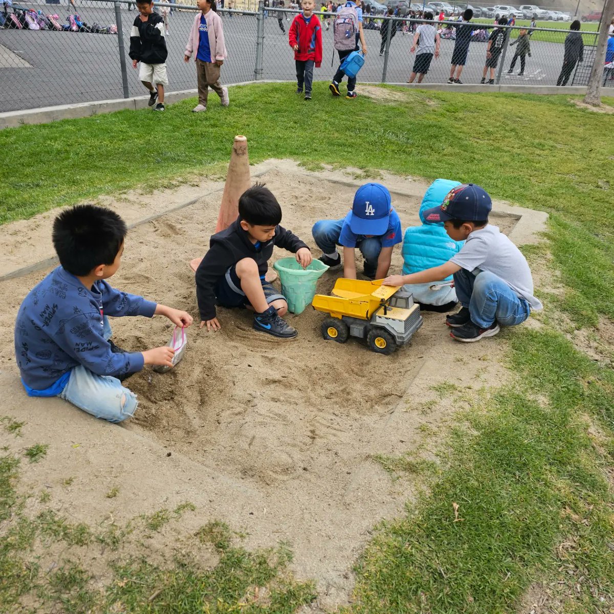 rwolf1221's tweet image. Because they filled up the treasure chest by following the 4Rs students had extra recess this morning. The students loved starting the day with play 🤸🤸‍♀️🛝⛹️ 💗 #developingmindsnurturinghearts