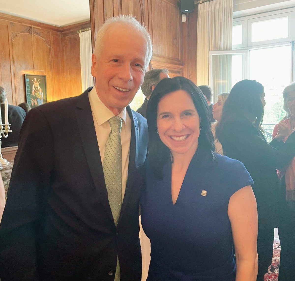 La ville de #Montréal partage avec ses partenaires mondiaux, notamment 🇫🇷, une même ambition pour la lutte contre les #ChangementsClimatiques et le #DeveloppementDurable. On en discute avec la mairesse <a href="/Val_Plante/">Valérie Plante</a> de <a href="/MTL_Ville/">Ville de Montréal</a>.