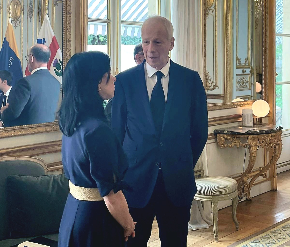 HonStephaneDion's tweet photo. La ville de #Montréal partage avec ses partenaires mondiaux, notamment 🇫🇷, une même ambition pour la lutte contre les #ChangementsClimatiques et le #DeveloppementDurable. On en discute avec la mairesse @Val_Plante de @MTL_Ville. https://t.co/RoShZ0Y85D