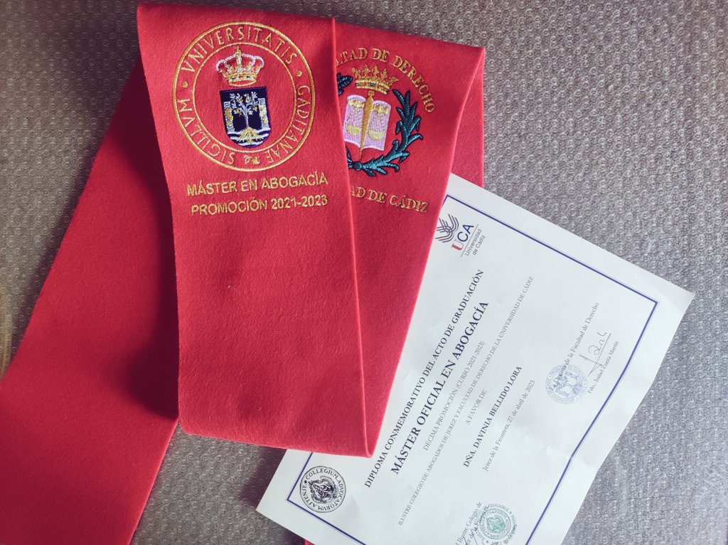 daviniabelora13's tweet photo. Finalmente cierro una etapa como alumna de la Universidad de Cádiz tras 12 años (entre carreras y másteres 😅), siempre teniendo muy presente a mis profesores y compañeros, gracias a los que puedo decir que soy la persona (y futura profesional) que hoy escribe este tweet 😌♥️ https://t.co/n4FxGtXBSU
