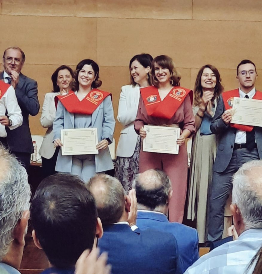 daviniabelora13's tweet photo. Finalmente cierro una etapa como alumna de la Universidad de Cádiz tras 12 años (entre carreras y másteres 😅), siempre teniendo muy presente a mis profesores y compañeros, gracias a los que puedo decir que soy la persona (y futura profesional) que hoy escribe este tweet 😌♥️ https://t.co/n4FxGtXBSU