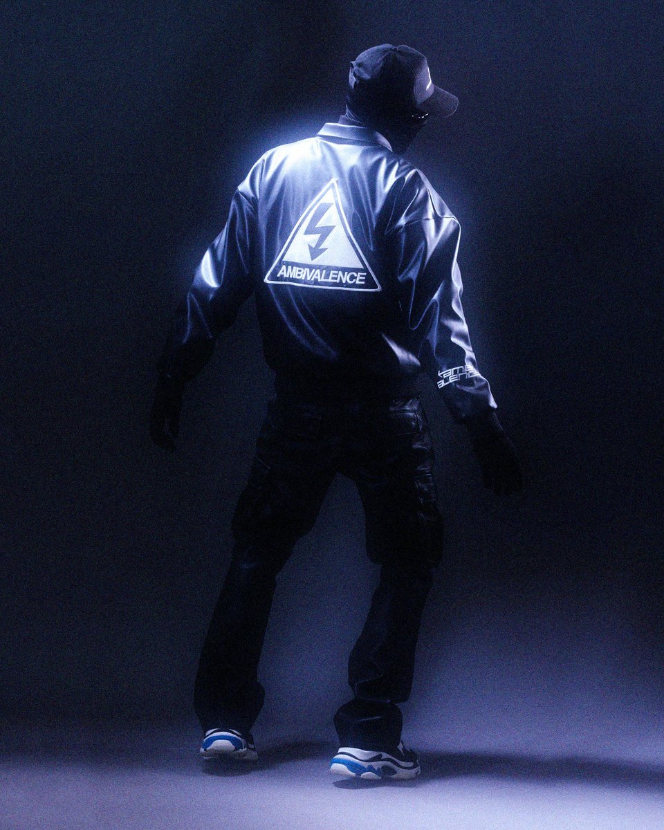 ambvlce's tweet photo. J’AI DESIGNÉ CE BOMBER 🔄

DISPONIBLE À PARTIR DU 6 MAI EN PRÉCOMMANDE 
150,00 ⚡️ https://t.co/hABpafBzjK