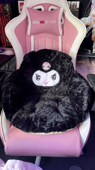 got this kuromi chair cushion and it&rsquo;s currently my favourite possession https://t.co/74rl11o30h
