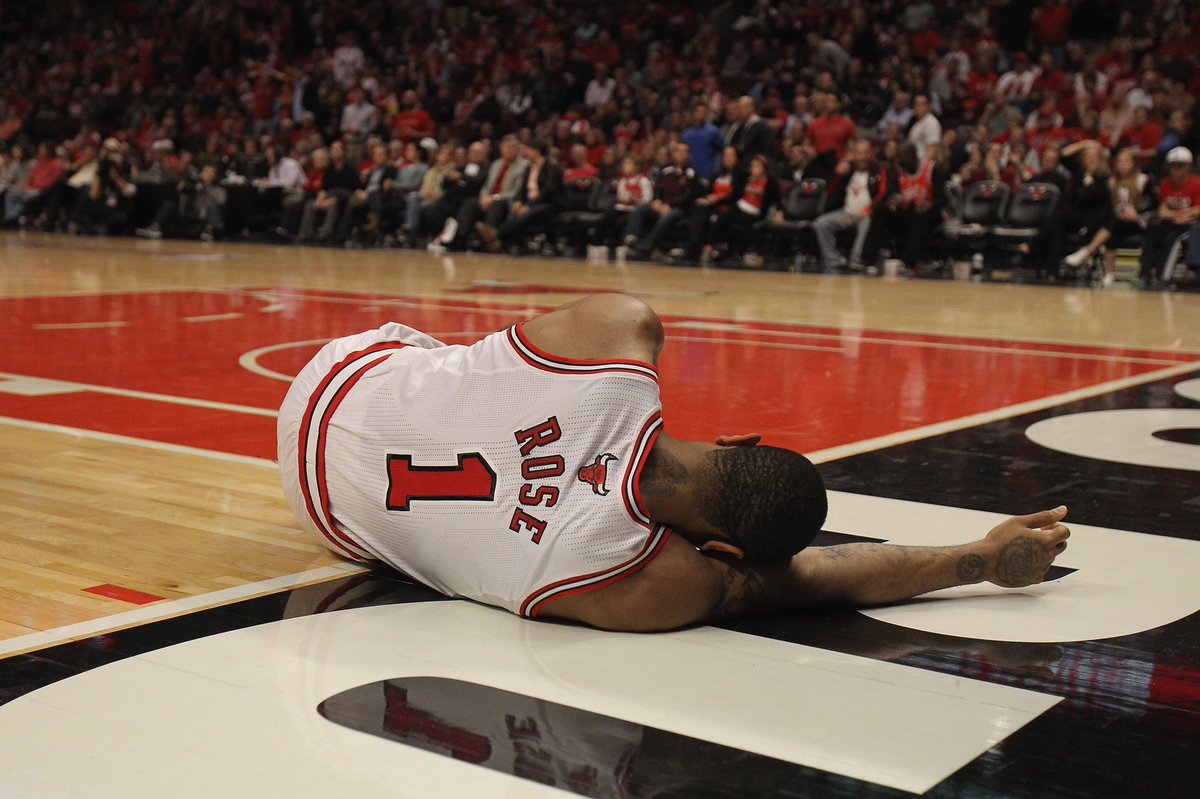 ChiSportsDay's tweet photo. 𝐀𝐩𝐫𝐢𝐥 𝟐𝟖, 𝟐𝟎𝟏𝟐

Derrick Rose tears his ACL 😢

The Bulls were up 12 with 1:10 left in the game. https://t.co/fZuTssDOmH