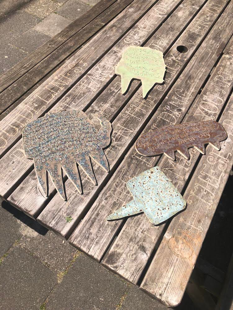 Kunst tussen de planten! ZA 29 april 14-17u vind je de aardewerken plantenlabels van #KatePrice bij het 'onkruid' in onze bakken. Anders dan gewone labels vertellen deze kunstwerkjes niet alleen de naam, maar ook verhalen over deze vaak vergeten plantjes. Met hapje/drankje&amp;Kate!