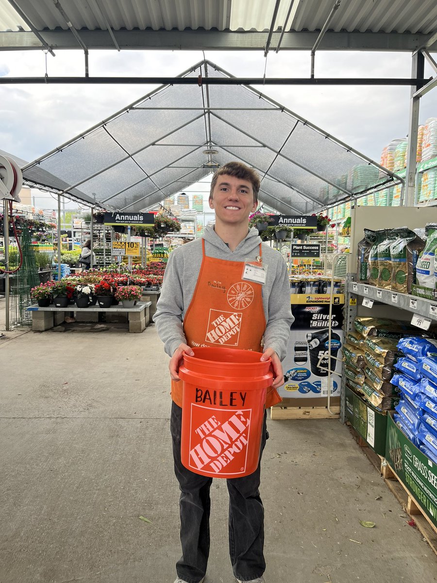 LeahAMoor's tweet photo. Cashier Appreciation Week was off to a great start and some exciting things planned for the weekend! #2211proud https://t.co/pXfzlhPikC