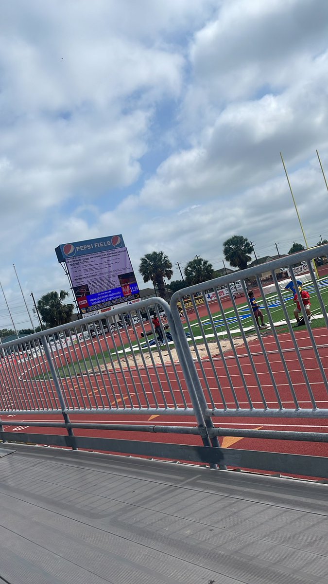 __officialaaron's tweet photo. Will be competing in Regionals this evening for men’s discus. @JavelinaTFXC @YmlaAthletics @coachvaughn_ https://t.co/Nqmw6Ol7vk