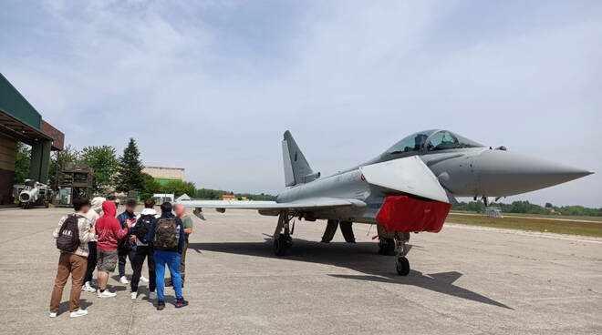 mazzeoantonio's tweet image. Studenti dell'ISII "Marconi" di #Piacenza in visita allo stabilimento FACO all'interno della base aerea di #Cameri (Novara) dove #Leonardo SpA produce le componenti alari e assembla i cacciabombardieri a capacità nucleare F-35 per l'#Aeronautica militare #scuola in #guerra