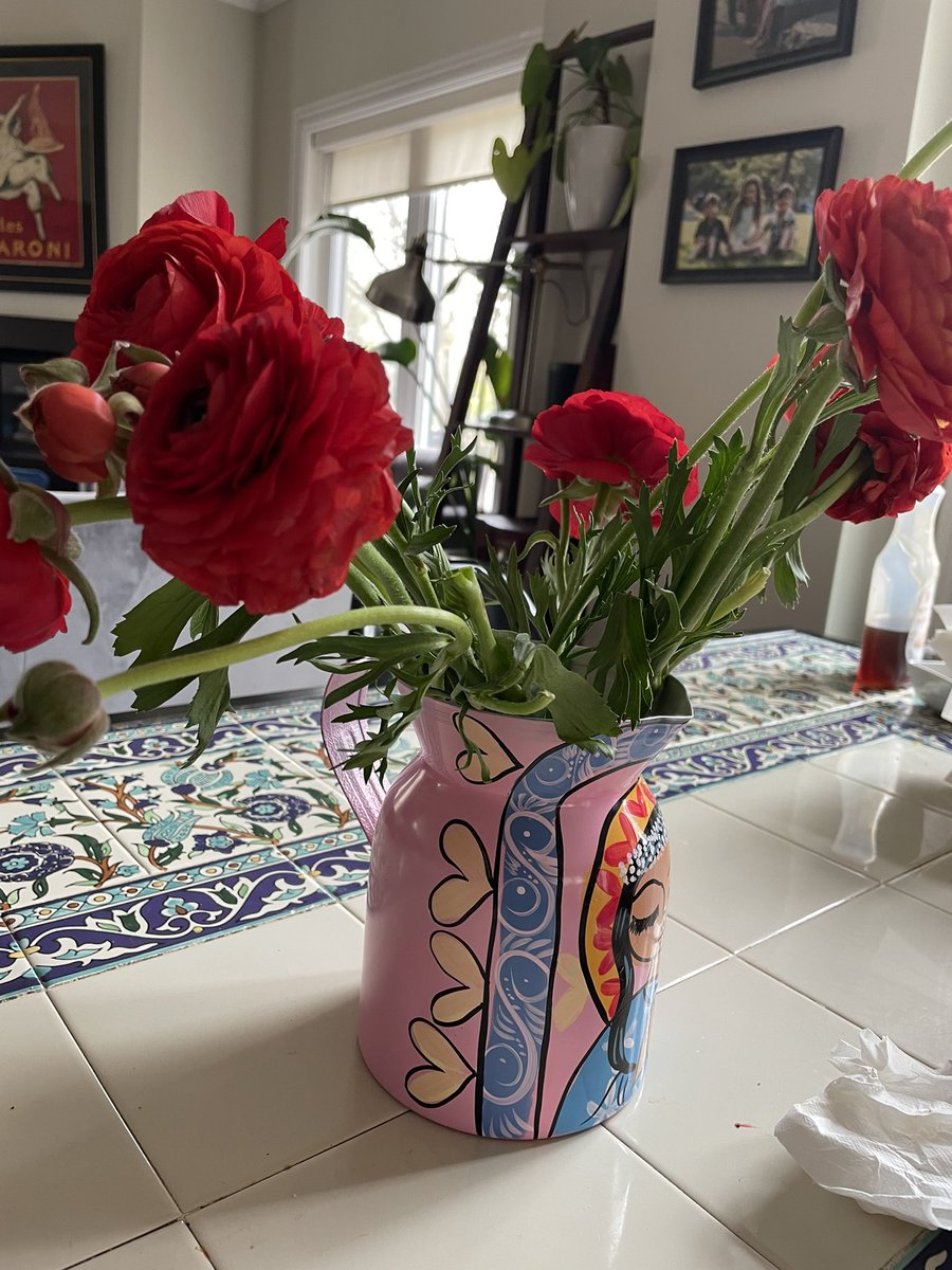 piya's tweet photo. I have happily fallen for the Ranunculus trend/craze. Rain in the forecast for next 6 days. Hopefully this will be a salve for the weather blues https://t.co/z72OZRKHbU