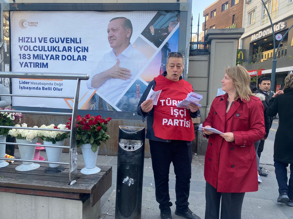 Levent’te bildiri dağıtırken arkamda denk gelen billboard’da ne yazdığına bakın. Hızlı ve “güvenli” yolculuklar için 183 milyar dolar yatırım yapmışlar. Öyle mi sarayında rahat rahat oturan Tayyip Erdoğan. O zaman neden benim oğlum burada değil?
