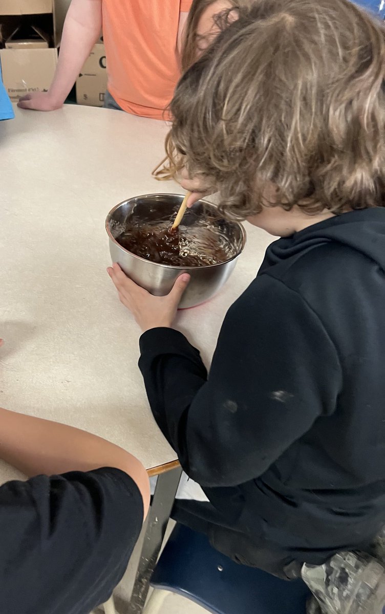 jenfunke's tweet photo. We made chocolate chunk brownies today in cooking group! I’m so impressed with how well the students are following directions and making sure everyone has a turn on this group ❤️. ⁦@Seaside_elem⁩ https://t.co/5L1rQApnQR