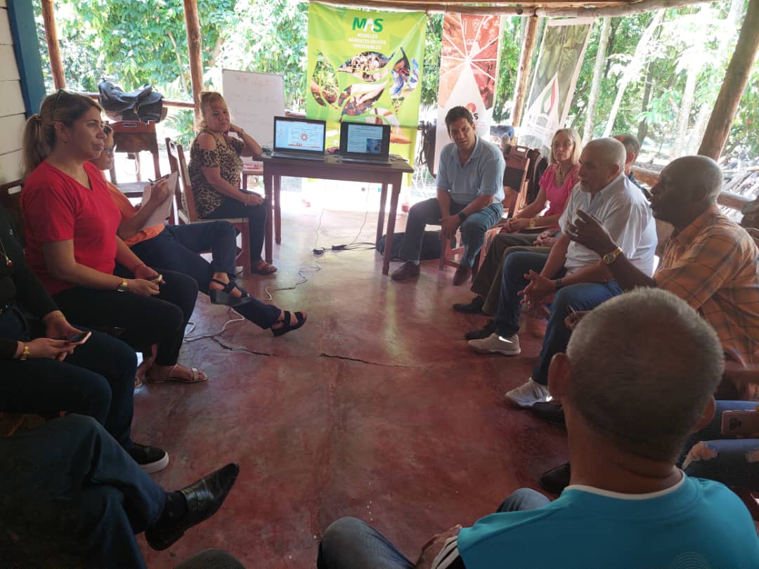 INIFAT6's tweet photo. #POSAS, #MAS y #COBIMAS realizan taller de sensibilización sobre la #LeySSAN en Finca "La Yoandra" de la CCS "Julito Díaz",Arroyo Naranjo.Provechoso intercambio sobre el proceso de construcción de la Ley y los beneficios que aporta su implementación para la sociedad cubana. https://t.co/zcOBqhEsyO