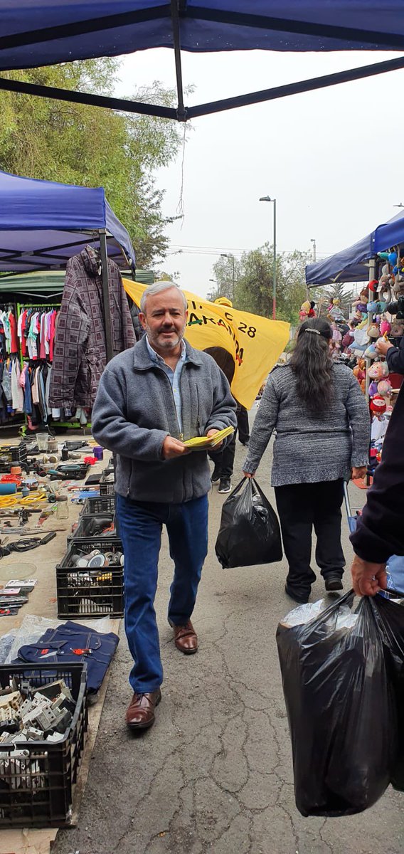 bbarandaRM's tweet photo. Ya estamos en #CerroNavia, en la feria Santo Tomás, contando nuestras propuestas para el nuevo proceso constitucional #apoyateenbaranda E-28 🗳️✌🏻 https://t.co/jJFOhKo9sT