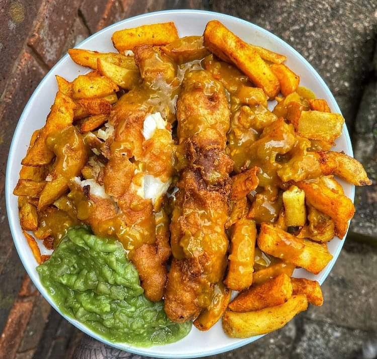 WHATSFORDlNNER's tweet photo. Fish, Battered Sausage, Chips, Mushy Peas and Curry Sauce https://t.co/QUGl1KDxd6